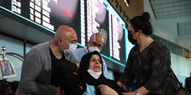 Almanya'da bakımevinde kalan felçli kadın, Türkiye'ye getirildi