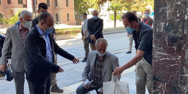 Vali, mendil satan şahsın tüm mendillerini satın aldı, polis aracıyla evine gönderdi