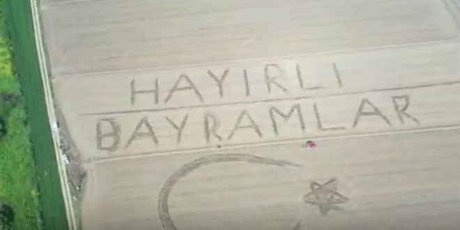 Tarlasına traktörüyle 'Hayırlı Bayramlar' yazdı