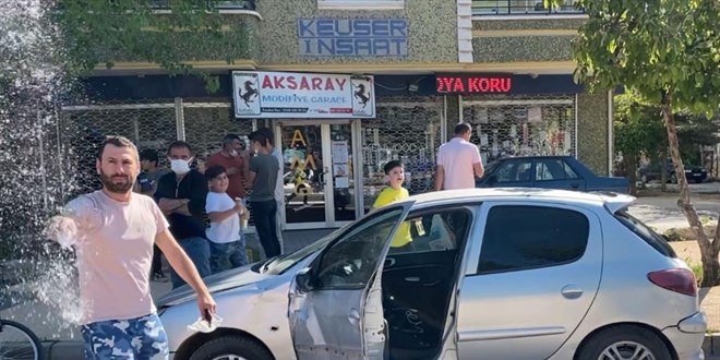 Kazaya karışan maskesiz sürücü kameramana saldırdı