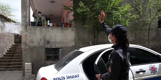 Polisler, yallara devletin efkatli elini uzatyor