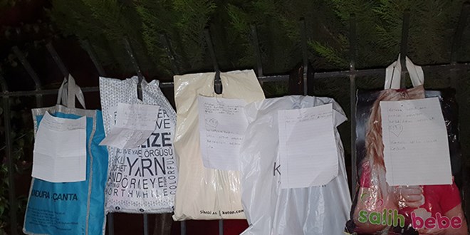Çocuklar, camiye ihtiyaç sahibi yaşıtları için kıyafet bıraktı