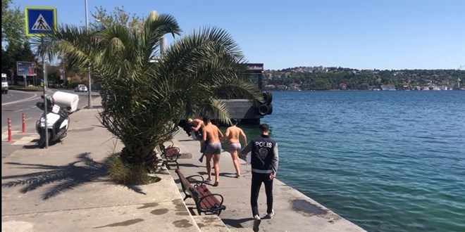Polisi görünce giyinemeden kaçtılar