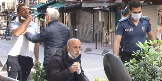 Seyyar satıcı-zabıta arbedesini polis sonlandırdı; o dürümünü yemeye devam etti