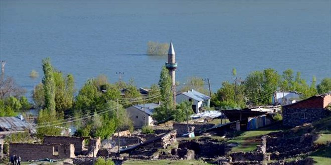 Kars'ta anlaşma sağlanamayan 15 aile, kısmen baraj suyu altında köyü terk etmiyor