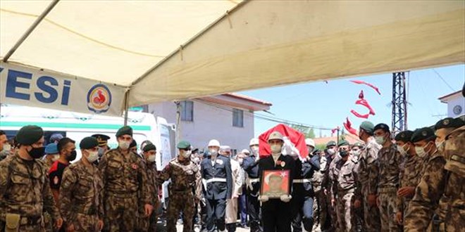 Şehit özel harekat polisi Denizli'de toprağa verildi