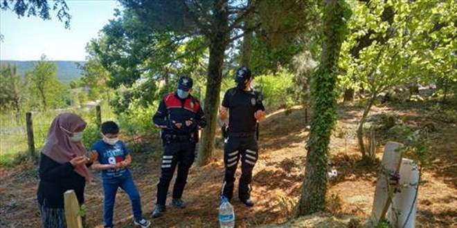 10 yaşındaki çocuğu polisler annesinin mezarına götürdü