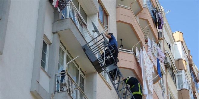 Emekli polis, meslektalarnn balkondan girdii evinde l bulundu