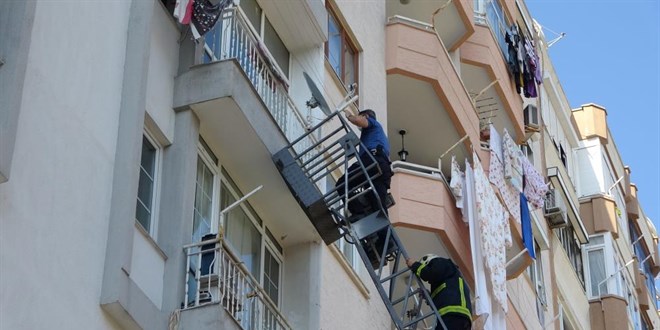Emekli polis, meslektaşlarının balkondan girdiği evinde ölü bulundu