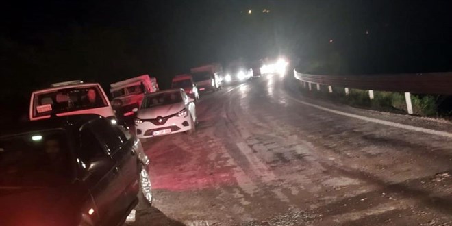 Yüksekova-Van karayolunda heyelan: Çok sayıda araç mahsur kaldı