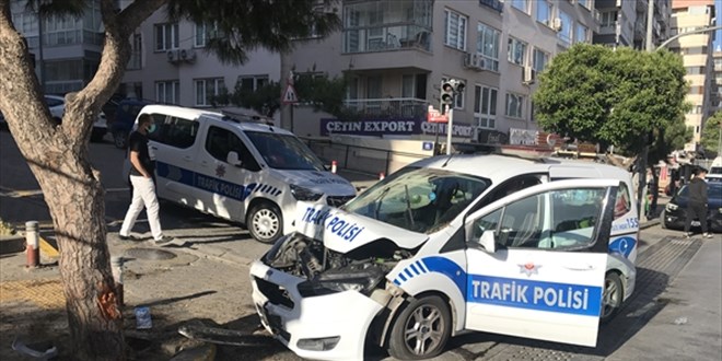 İzmir'de hafif ticari aracın çarptığı polis aracındaki iki trafik polisi yaralandı