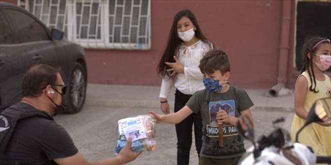 Başkentte çocuklara bayram hediyelerini gönüllü motosikletliler ulaştırdı