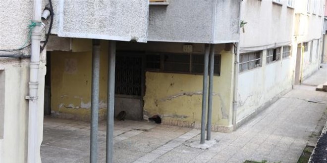 Şişli'deki çökme riskine karşı boşaltılan 6 katlı bina direklerle desteklendi