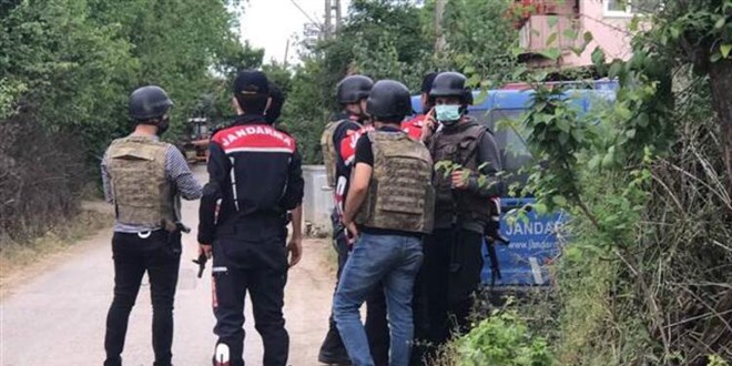 Babasını öldürdü, ailesini rehin aldı: 3 jandarma yaralı