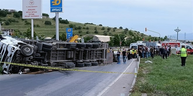 İzmir'de feci kaza: 2 ölü, 5 yaralı