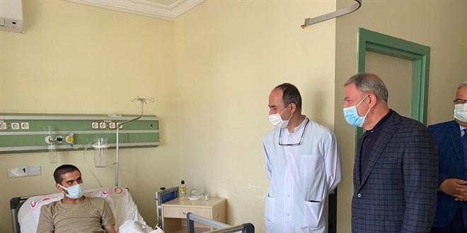 Bakan Akar'dan yaralı askerlere ziyaret