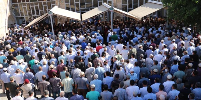 Hayatını kaybeden kanaat önderini yüzlerce kişi uğurladı
