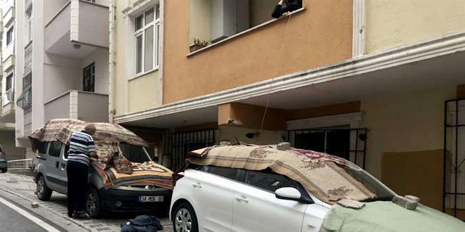Sürücüler dolu yağışına karşı araçlarını korumaya aldı
