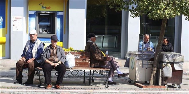 65 yaş ve üzerindekilerden 2 doz aşısını yaptıranlar 'normal' hayata dönecek