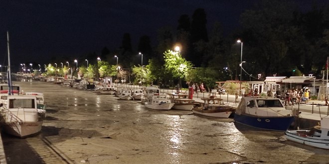 Kurbağalıdere'de 'deniz salyası' nedeniyle beyaz tabaka oluştu