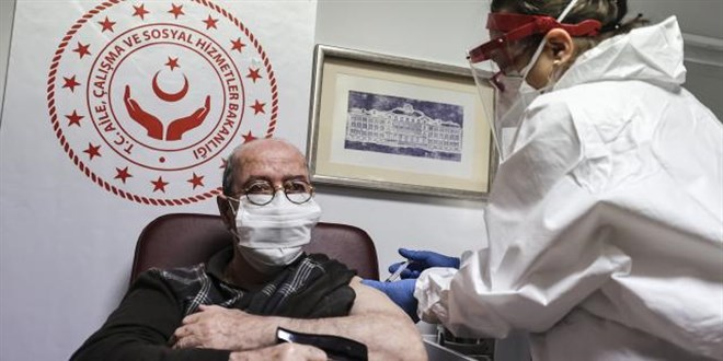 'Aşı olan 65 yaş ve üzerindekilerde vaka oranı yarı yarıya azaldı'