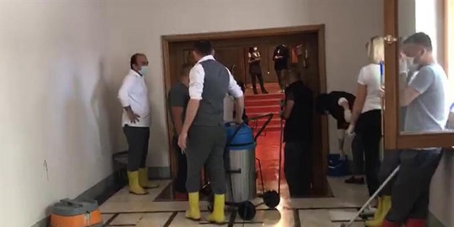 TBMM'de kalorifer borusu patladı, koridoru su bastı
