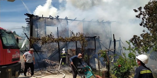 Yangını söndürürken tavan çöktü, itfaiye eri yaralandı