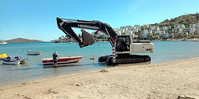 İş makinesiyle mavi bayraklı plaja girip, deniz dibini kazdı