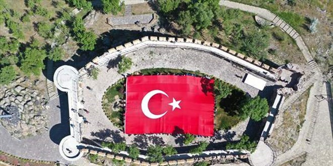 Nev�ehir'de 102 gen� tarihi kalede dev T�rk bayra�� a�t�