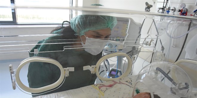 Ent�beyken d�nyaya getirdi�i k�z�na ilk kez dokundu