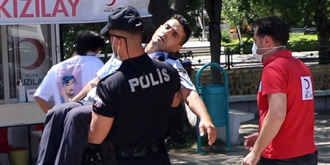 Törende bayılan zabıtayı polis kucağında taşıdı
