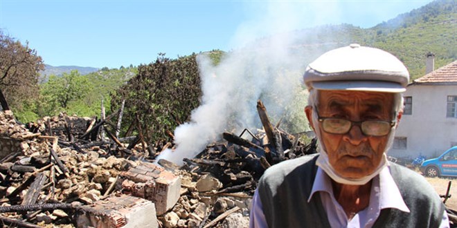 Yanan evinin enkazına bakıp, '50 yıllık yuvam yandı' diyerek ağladı