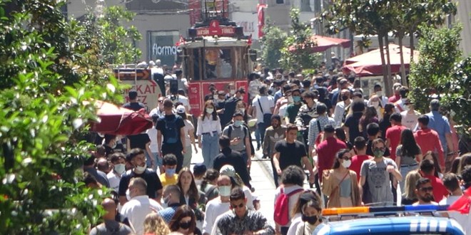 Taksim'de 'iğne atsan yere düşmez' dedirten kalabalık