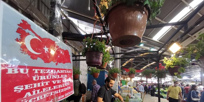 Pazar tezgahına öyle bir yazı astı ki görenler duygusal anlar yaşadı