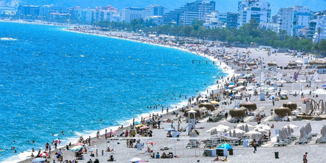 Antalya'da vaka says dt, sahiller doldu