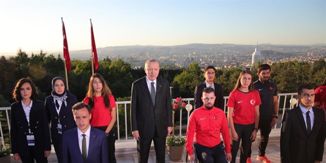 Erdo�an, t�m yurtta okunan �stiklal Mar��'na e�lik etti