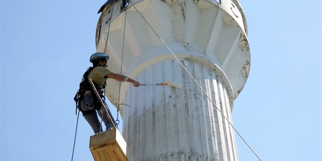Dağcılık eğitimi alan imam, tırmandığı minareyi boyuyor