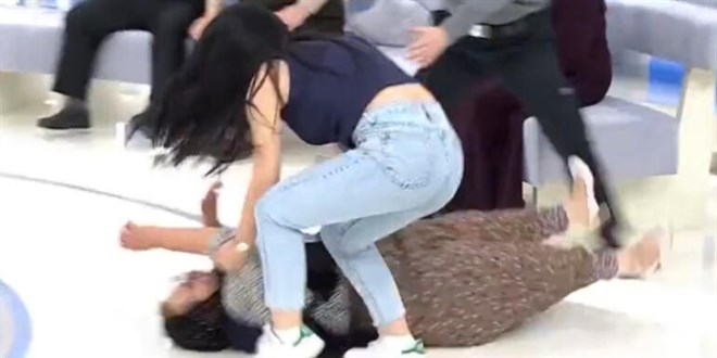 Canl� yay�nda �a�k�na �eviren an! Bir anda yere y���ld�