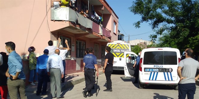 İhbara giden polis, satırlı saldırganı bacağından vurdu
