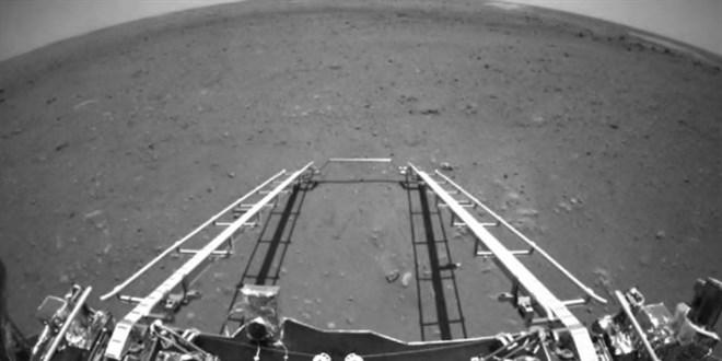 Zhurong, Mars'tan ilk fotoğrafları gönderdi