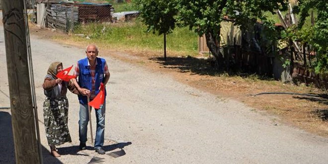 Emirzade nine, 19 Mayıs Marşı'nı duyunca yalın ayak sokağa koştu