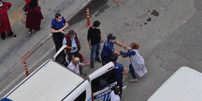 Çocuğunu dilendiren kadın ayakkabısı ile polise direndi
