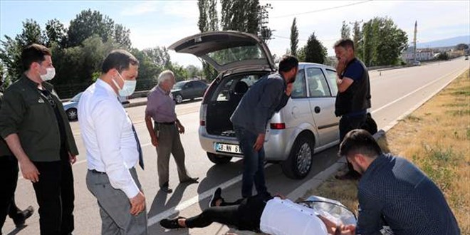 Kaza yapan baba ve oğluna Vali yardım etti