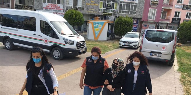 Edremit'te FETÖ firarisi kadın saklandığı evde yakalandı