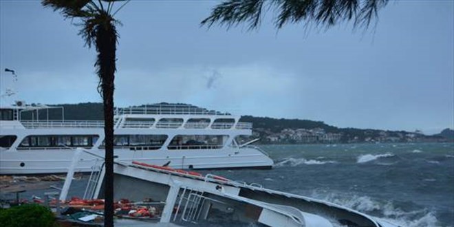 Ayvalık ve Dikili'de fırtına: 60 tekne battı