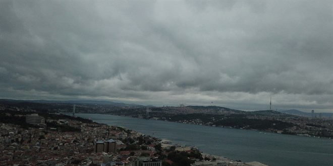 Boğaz'ın üstü karardı, yağmura hazırlıksız yakalananlar kaçtı