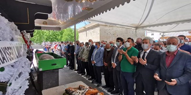 Kayseri'de öldürülen Arife öğretmenin cenazesi toprağa verildi