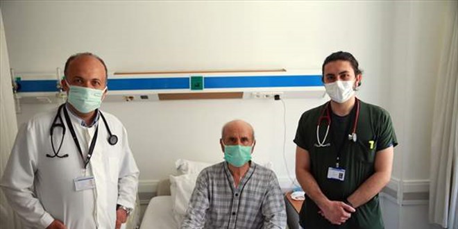 Hastanın enfeksiyona neden olan kalp pili kablosu, hassas operasyonla çıkarıldı