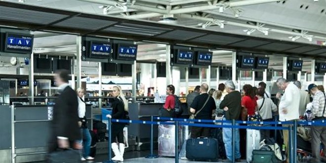 Almanya'ya sahte belgeyle kaçmak isteyen 10 şüpheli gözaltında