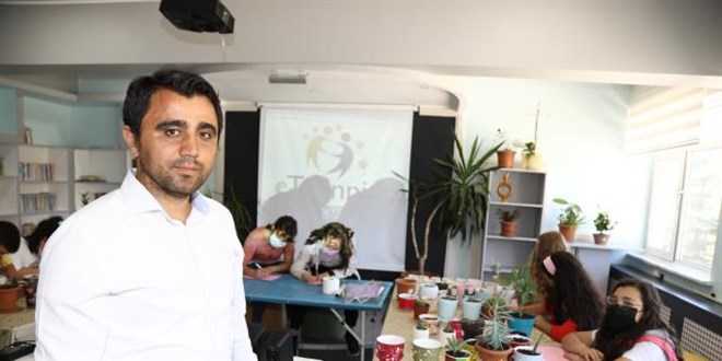 Fen bilgisi ��retmeni, 9 ildeki ��rencilere �evrim i�i �i�ek yeti�tiricili�i kursu veriyor